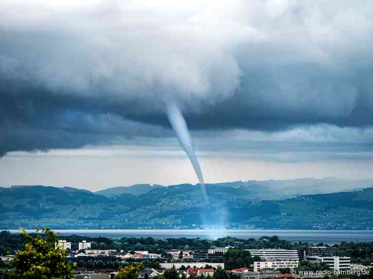 Seltene Wasserhose fegt über den Bodensee