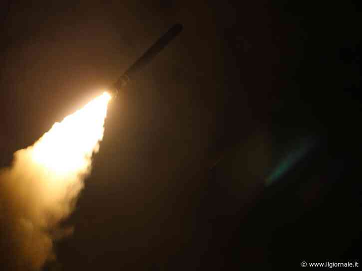 Raid Usa in Iran, Trump: "Colpiti obiettivi in profondità". Teheran risponde attaccando basi americane in Bahrain e Kuwait e promette di chiudere Hormuz