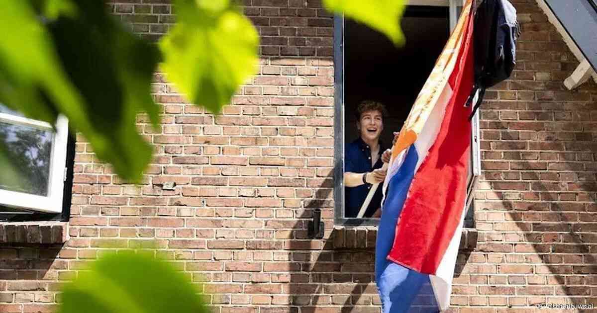 Middelbare scholieren horen of ze geslaagd zijn en kunnen vlaggen