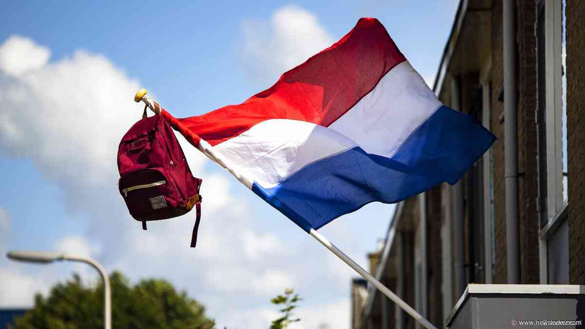 Spannende dag voor die scholieren horen of vlag met schooltas uitgehangen mag