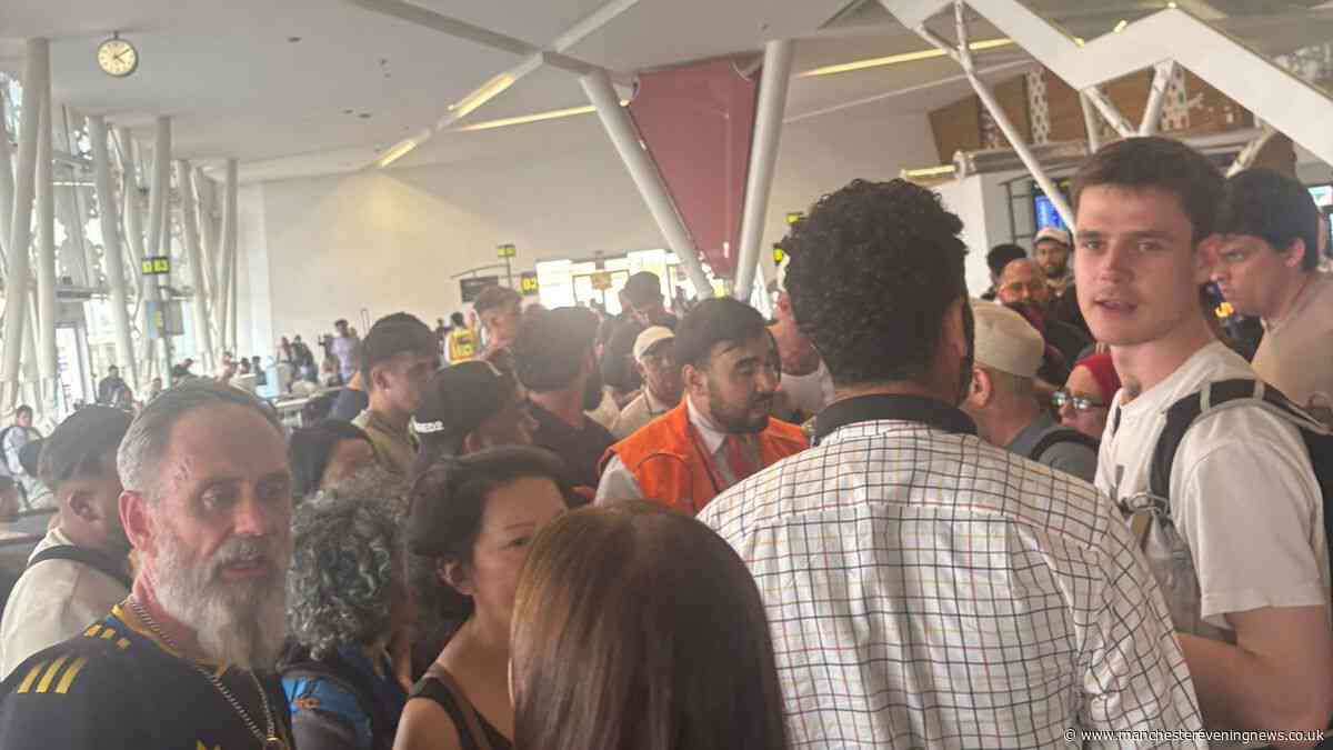 Over 200 easyJet passengers left waiting ten hours for Manchester Airport flight, then they got an email