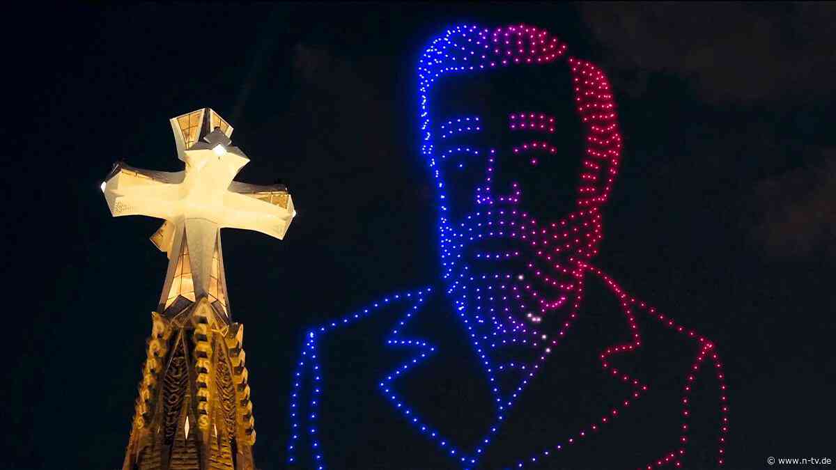 Lichtshow an der Sagrada Família: Papst segnet Jesus-Turm und betet für Gaudí