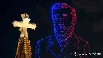 Lichtshow an der Sagrada Família: Papst segnet Jesus-Turm und betet für Gaudí