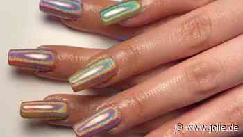 Glitzernde Regenbogenfisch-Nägel sind der nostalgische Maniküre-Trend 2026
