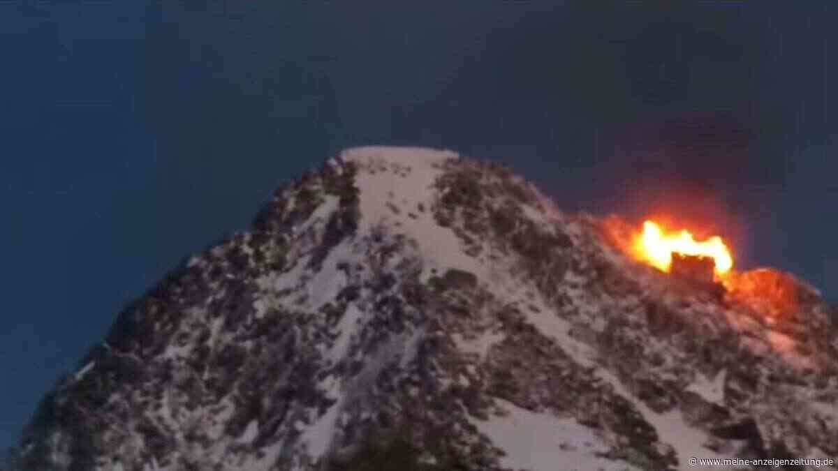 Ein Blitz, dann Rauch und Feuer: Historische Alpen-Hütte geht in Flammen auf