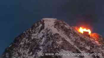 Ein Blitz, dann Rauch und Feuer: Historische Alpen-Hütte geht in Flammen auf