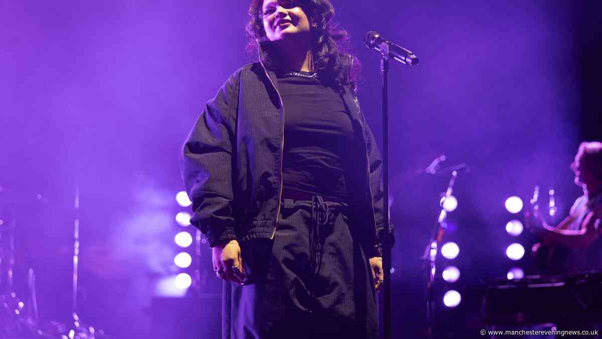 "Manny, I'm back": Lola Young makes triumphant return at Manchester's O2 Apollo