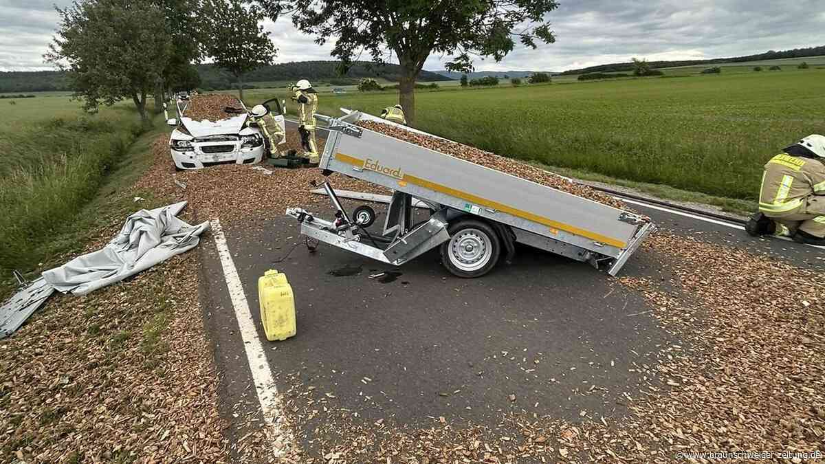 Auto rammt Traktorgespann: drei Tonnen Hackschnitzel blockieren L496 bei Baddeckenstedt