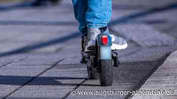 Frau auf E-Scooter kollidiert mit Auto und verletzt sich schwer