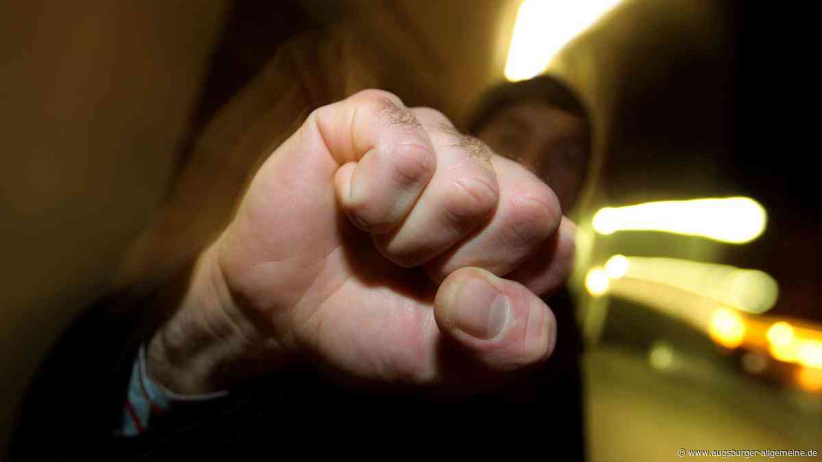 Vier Personen geraten vor der Weilheimer Stadthalle in handgreiflichen Streit