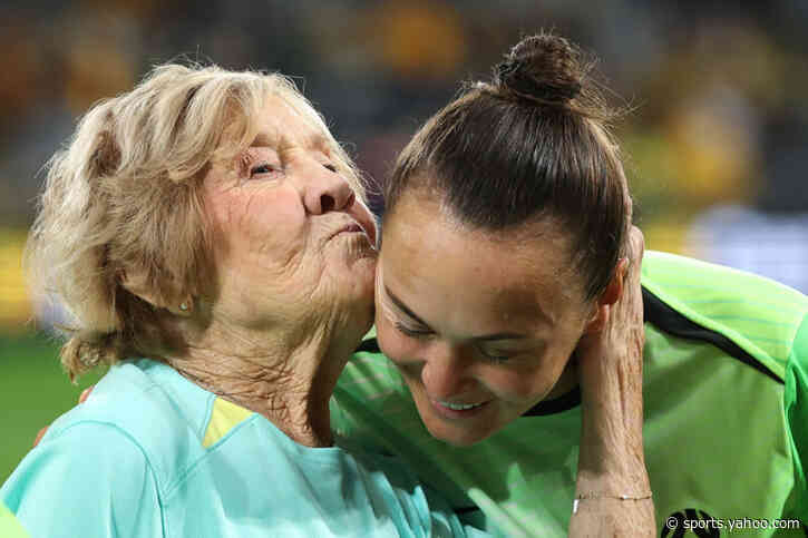 Caitlin Foord signs new Arsenal contract
