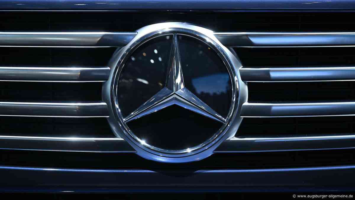 Parkender Mercedes macht sich selbstständig und beschädigt mehrere Gebäude