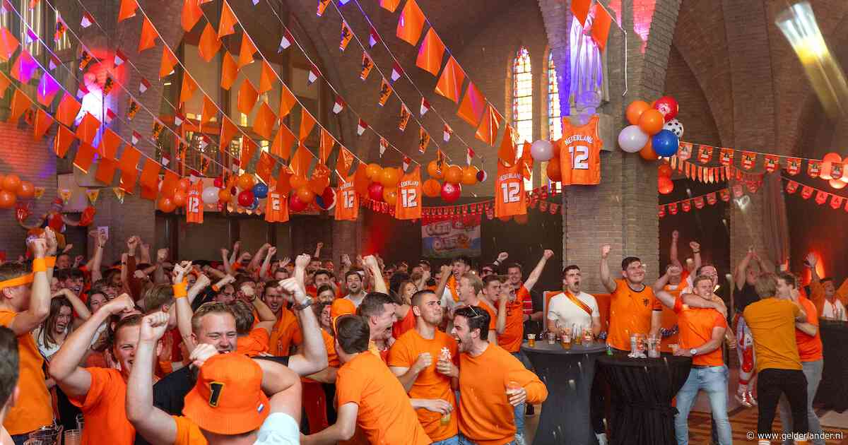 Gemeente verbiedt voetbal kijken in de kerk, maar buigt dan toch: ‘place to be’ blijft open tot diep in de nacht