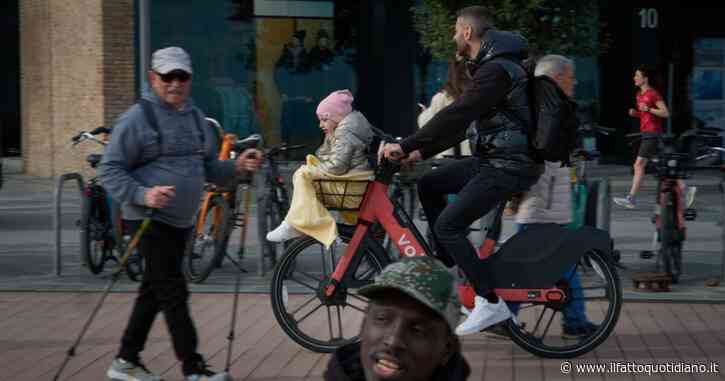Barcellona molla il bike sharing privato. Bici abbandonate e conflitti con i pedoni: la città si affida solo al servizio pubblico