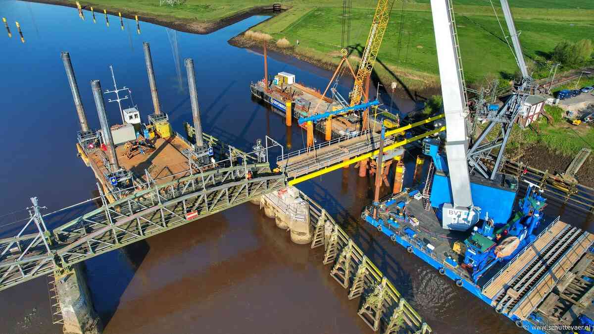 Nieuwe spoorbrug over Hunte bij Elsfleth in aanbouw