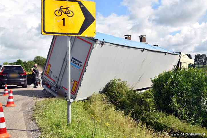 Vrachtwagen met 29 ton houtsnippers belandt naast dijk door omleiding
