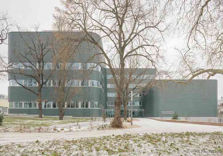 Keramikkleid für die Mikrostrukturphysik  - Forschungsbau in Halle (Saale) von Burckhardt Architektur