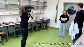 „Job Challenge“ an der Laborschule: Eine Schülerin soll den Wassergehalt von Butter ermitteln