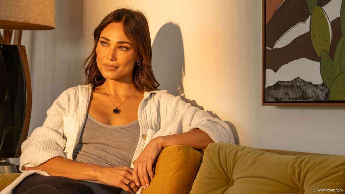 This New Smart UV-Detecting Necklace Aims to Protect You From Sun Damage