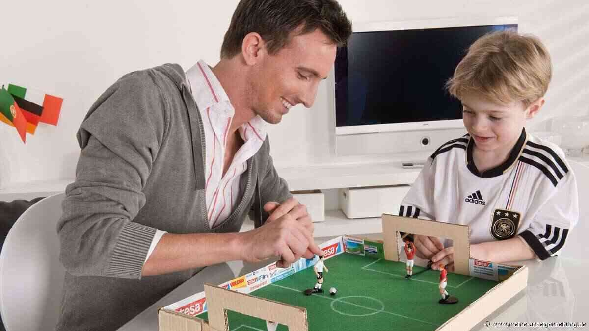 Fußball für den Tisch: So bauen Sie ein Stadion aus Pappe