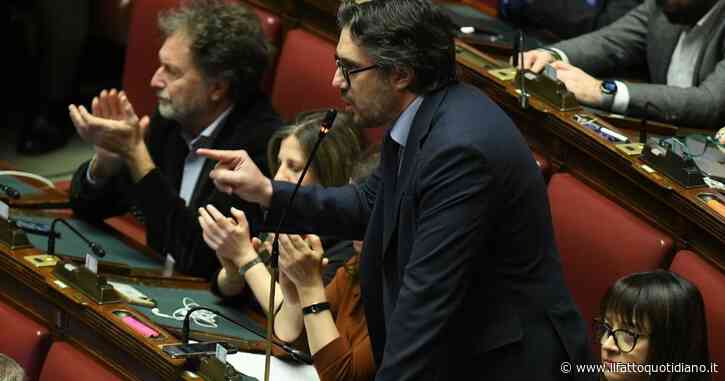 Polemiche sulle frasi di Silvestri (M5s): “Meloni non si è mai rialzata, ha cambiato ginocchiere”. Lei: “Mancato rispetto delle donne”