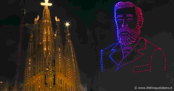 Droni, luci e il volto di Gaudí: la Sagrada Familia è finalmente ultimata, lo show per l’inaugurazione della Torre di Gesù Cristo – VIDEO