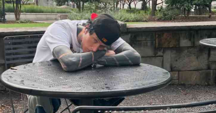 “Per coprire petto e braccia con un tatuaggio nero sono stato davvero male. La pelle diventava gialla, ho smesso di muovere parti del corpo”: Machine Gun Kelly racconta