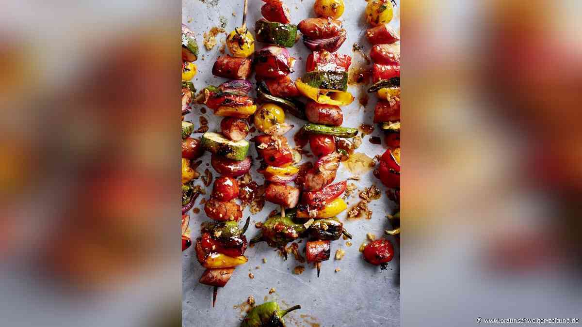 Bunte BBQ-Würstchen-Schaschliks