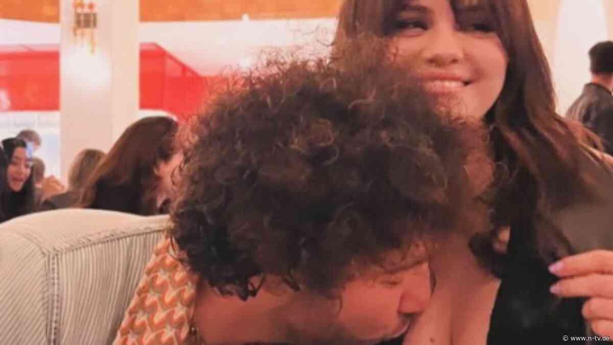 Brust-Kuss für die Sängerin: Selena Gomez teilt besonders intimen Schnappschuss