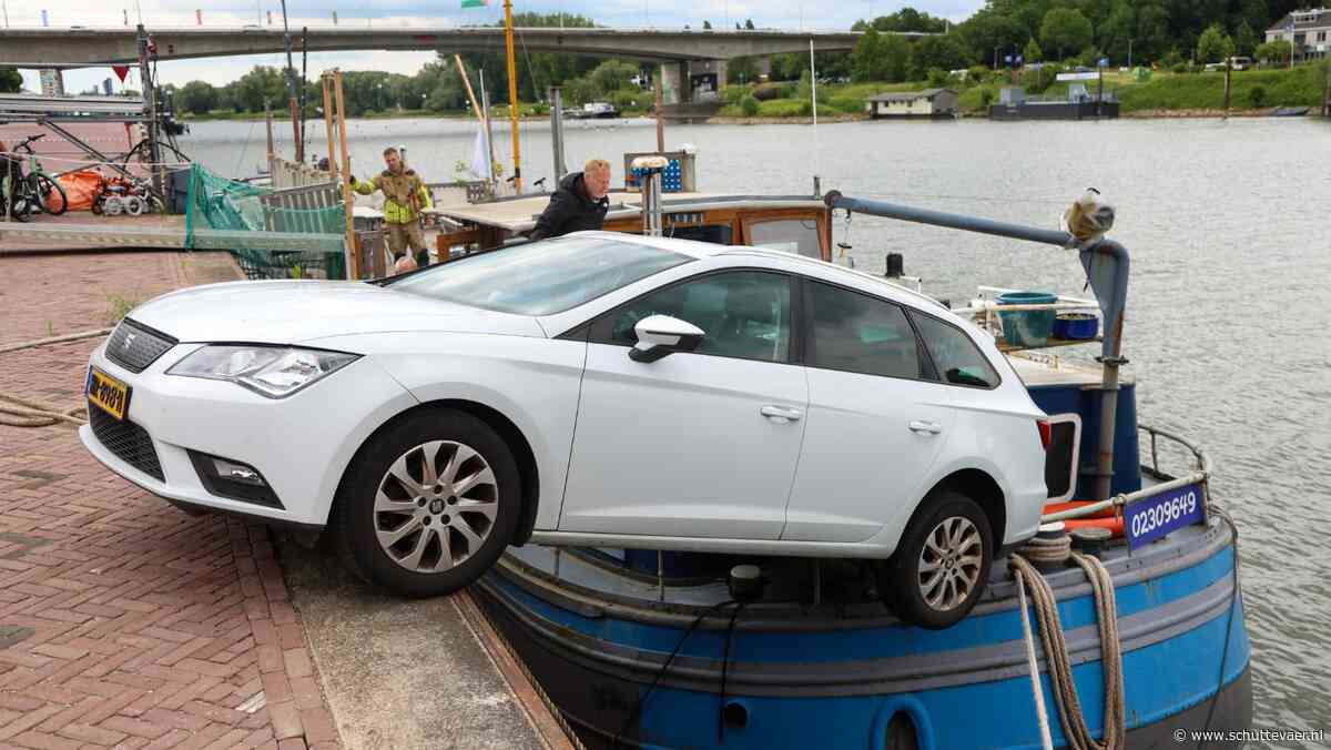 Auto rolt van parkeerplaats en belandt op achterdek binnenvaartschip