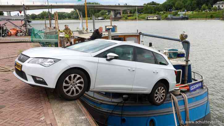 Auto rolt van parkeerplaats en belandt op achterdek binnenvaartschip