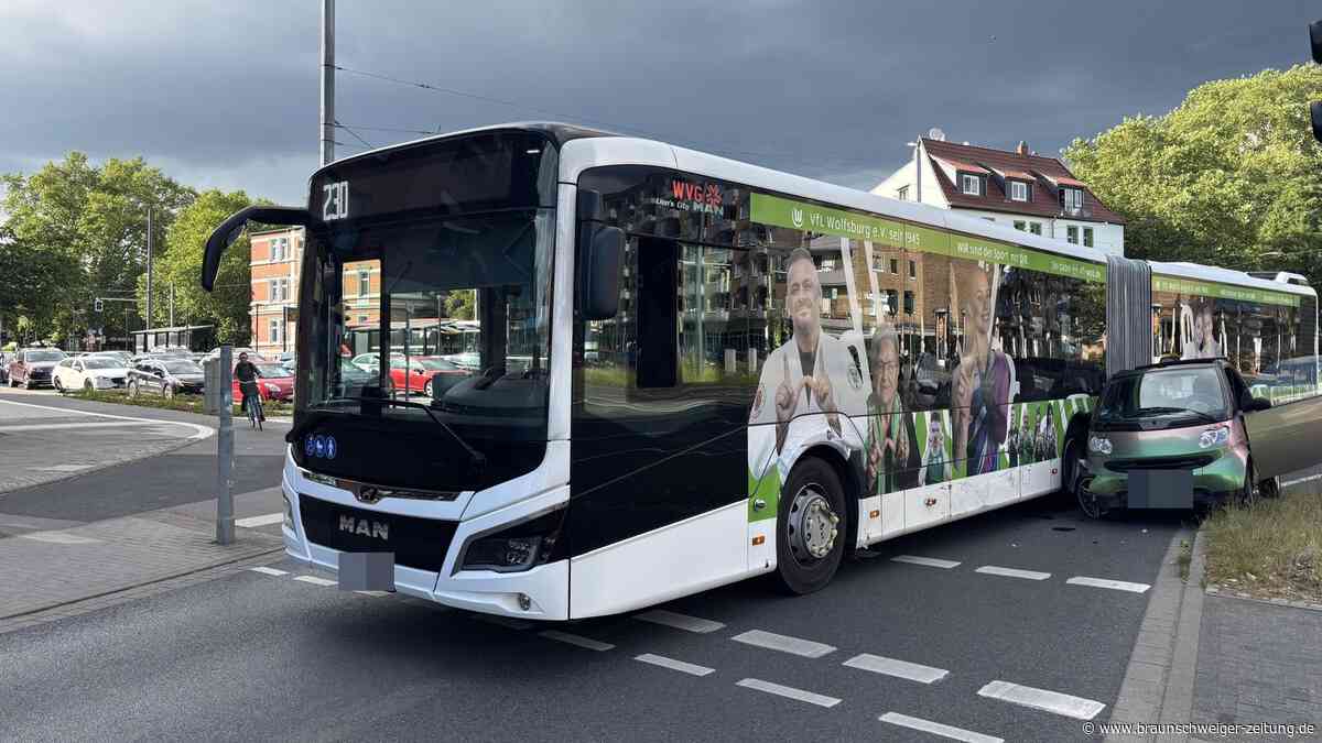 Unfall auf der Güldenstraße in Braunschweig: Bus und Pkw kollidieren