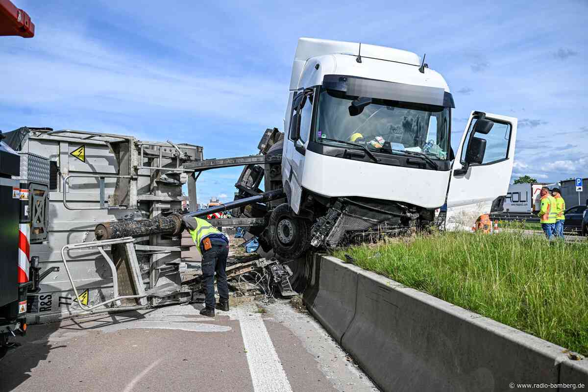 Lkw kippt nach Reifenplatzer um – Trümmer fliegen umher