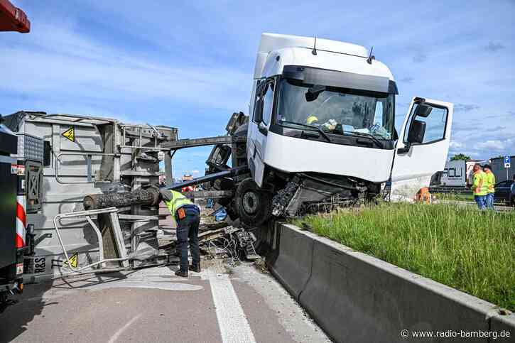 Lkw kippt nach Reifenplatzer um – Trümmer fliegen umher