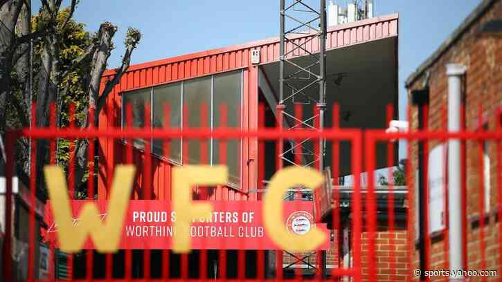 Worthing goalkeeper Seymour agrees new deal