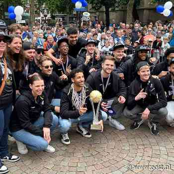 Huldiging basketballers Landstede Hammers krijgt extra glans met erepenning