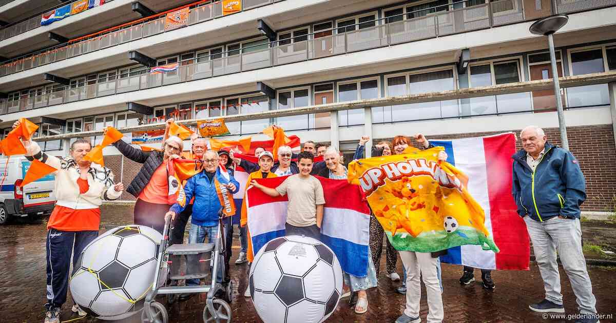 Flatbewoners op achterste benen, omdat oranje WK-vlaggetjes weg moeten: ‘Waar maken ze zich druk om?