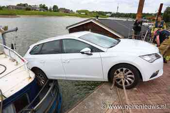 Geparkeerde auto rolt op boot