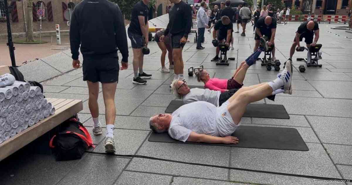 ‘Fitnessen? Oersaai!’ Toch laat Bruls zich overhalen voor zweterige Fit Challenge in Nijmegen