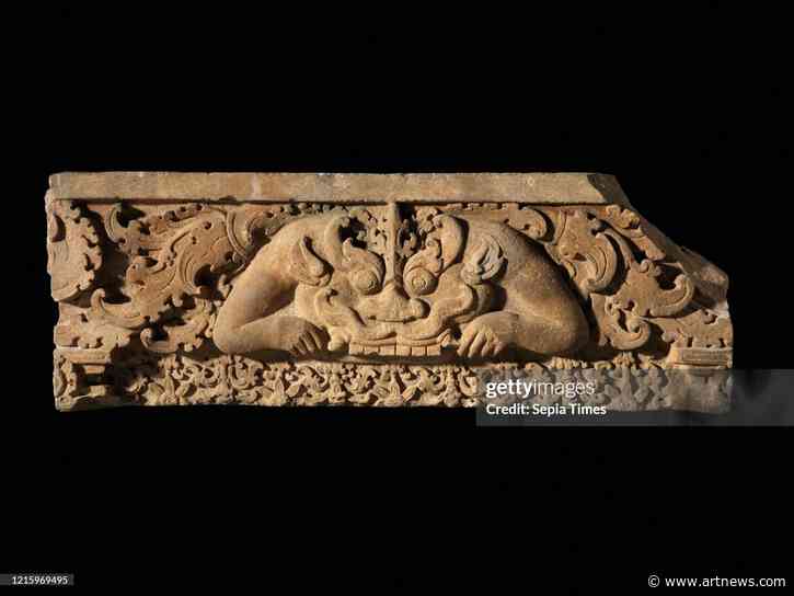 Metropolitan Museum of Art Repatriates Two Khmer Sculptures to Cambodia