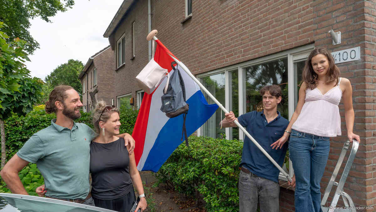 Terwijl docente Saskia examenuitslagen doorbelt, wachten haar kinderen beneden op hun eigen resultaat