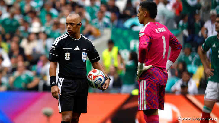 Sudáfrica lamentó otra roja ante México tras jugada revisada en el VAR