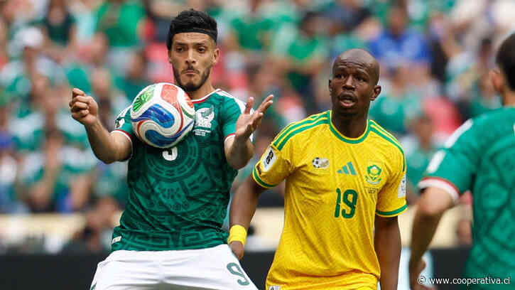 Raúl Jiménez anotó por primera vez en un Mundial con el 2-0 ante Sudáfrica