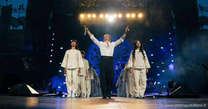 Irama a San Siro festeggia 10 anni di carriera nella cattedrale gotica con Annalisa, Giorgia, Arisa e Rkomi: “Ho imparato col tempo che ogni passo ha il suo peso”