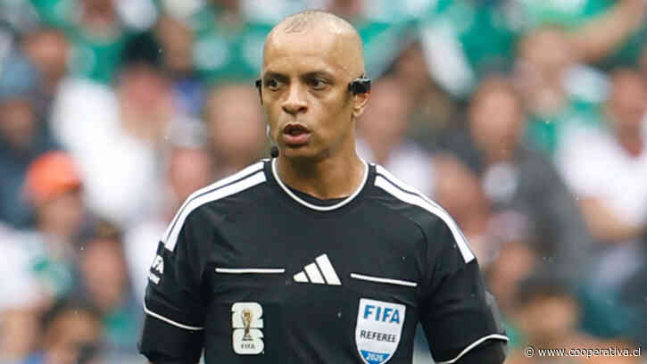 Arbitro Wilton Sampaio se complicó con el inglés en el primer partido del Mundial