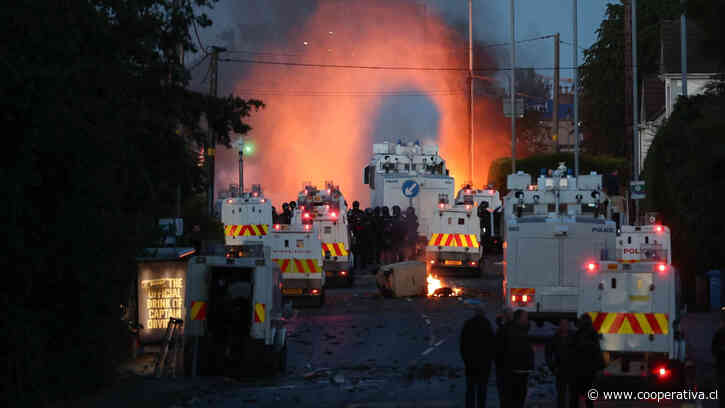 Segunda noche de "vandalismo racista" en Irlanda del Norte dejó a 12 policías heridos