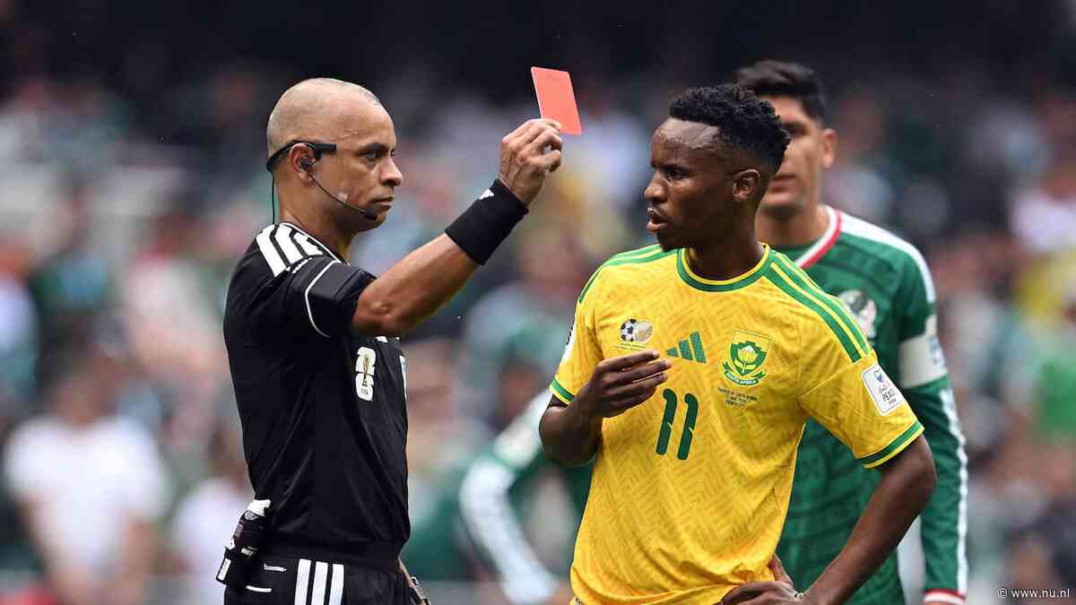 Zuid Afrika treedt in voetsporen Oranje met twee rode kaarten in WK-duel