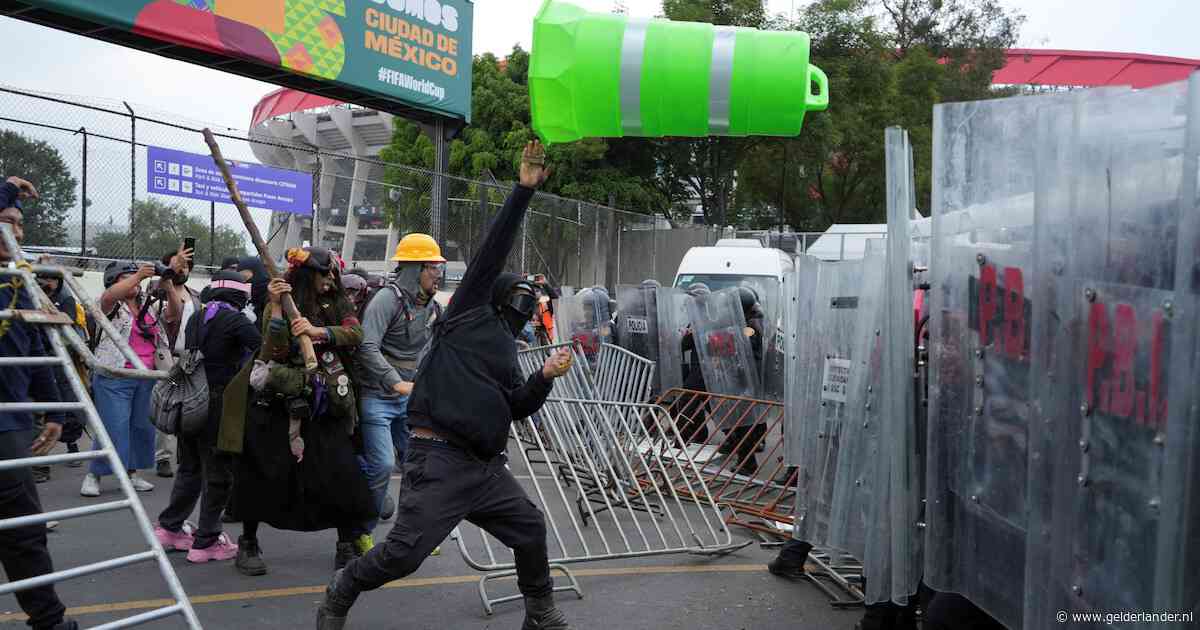 Chaos breekt uit buiten WK-stadion in Mexico: beelden tonen hoe betogers met spullen naar politie gooien