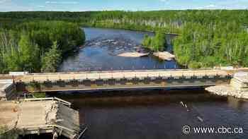 New temporary bridge built in Pinehouse, Sask., after main bridge collapse