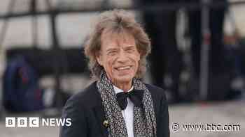 Sir Mick Jagger performs impromptu pub gig